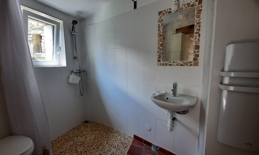 5.Ruelle du Roc à Civray – salle d’eau et toilettes du rez de chaussée ©PIQUET 2022